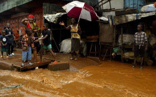 FREETOWN – Veel landen in Midden Afrika hebben te kampen met overvloedige regenval. Foto: een beeld van Freetown, de hoofdstad van Sierra Leone. Foto EPA