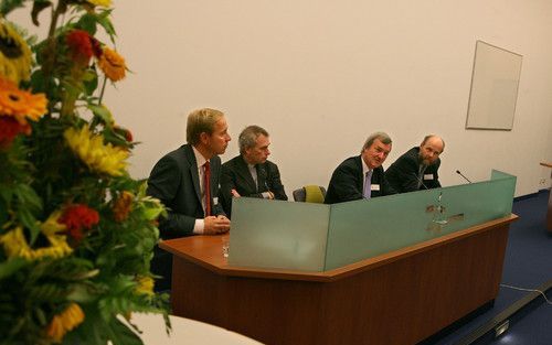 EDE – Twee protestanten en een rooms katholiek gingen vrijdag met elkaar in discussie tijdens een jubileumsymposium van de Bond tegen het vloeken. V.l.n.r. SGP Kamerlid Van der Staaij, priester A. Bodar, prof. dr. A. van de Beek en forumleider dr. M. de B