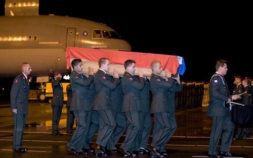 EINDHOVEN - Militairen dragen het lichaam van de gesneuvelde militair Tim Hoogland. Foto ANP