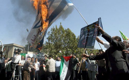 „Israël is nog steeds omgeven door een haag van antisemitisme. En wij moeten er wel rekening mee houden dat zich vandaag alom „links antisemitisme” openbaart, dat zich richt op het volk in het land van de vaderen.” Foto: Iraanse demonstranten verbranden e