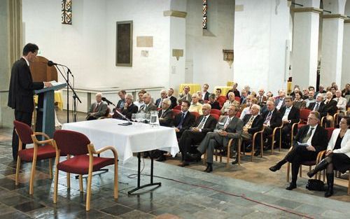 UTRECHT – In de Janskerk te Utrecht werd woensdag het Van Rulerproject gepresenteerd. Prof. dr. H. W. de Knijff sprak van „een gebeurtenis van nationaal belang.” „We bezitten nu de werken van de drie grote namen van de Nederlandse theologie: Miskotte, Noo