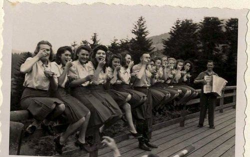 22 juli 1944. In Auschwitz tewerkgestelde SS'ers genieten met hun ”Helferinnen" van een uitstapje. Foto EPA.