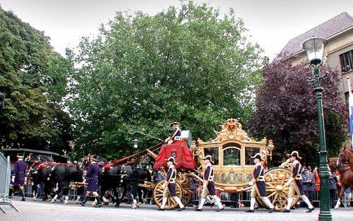 Na de aanslagen van 11 september 2001 moest Prinsjesdag soberder zijn. Besloten werd dat de wandelpostiljons die naast de paarden van de gouden koets lopen geen rode kleding zouden dragen. Dat werd te feestelijk gevonden. „Dat rood heeft echter niets met 