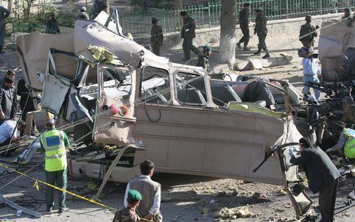 KABUL (ANP/AFP/RTR) – Een aanslag in een bus met Afghaanse militairen heeft zaterdag in de Afghaanse hoofdstad Kabul veel slachtoffers gemaakt. Volgens het ministerie van Gezondheid overleefden minstens 31 personen de klap niet. Foto EPA