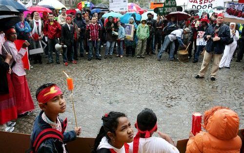 BREDA/AMSTERDAM (ANP) – Bij het consulaat van Myanmar in Breda hebben zich rond 17.00 uur ongeveer honderd mensen verzameld om te protesteren tegen het militaire bewind in dat land. Onder de betogers zijn Birmezen, leden van de jongerentak van GroenLinks 