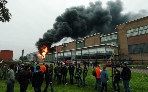 ALBLASSERDAM - In Alblasserdam woedt maandagavond een grote brand bij het bedrijf Nedstaal. Een ruimte met 15.000 liter koelolie staat in de vlammen. De olie dient voor de koeling van de stroomvoorziening van de onderneming aan de Staalindustrieweg. Foto 