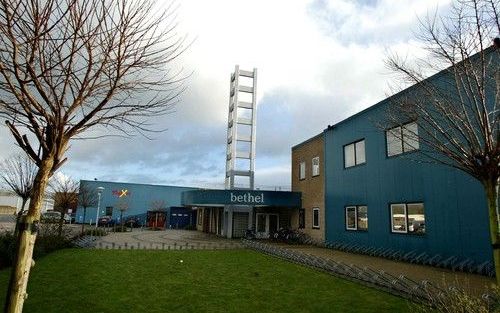 „Het lijkt mij veel aannemelijker dat het opgaan in de grote massa in een evangelische gemeente weinig voorkomt.” Foto: het gebouw van de Bethelgemeente in Drachten. Foto RD, Anton Dommerholt