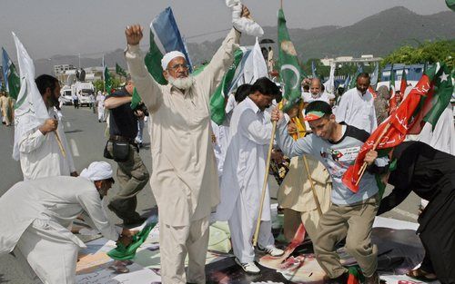 ISLAMABAD – Leden van de Pakistaanse oppositie vernielden dinsdag een verkiezingsbord met daarop een afbeelding van president Pervez Musharraf. Meer dan tachtig parlementariërs van de oppositie dienden gisteren hun ontslag in uit ongenoegen over de deelna