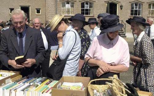 DOORNSPIJK - In de hervormde kerk van Doornspijk werd woensdag de jaarlijkse zendingsmiddag gehouden. In de pauze was er veel belangstelling voor de boekentafel. - Foto Bram(van(de(Biezen