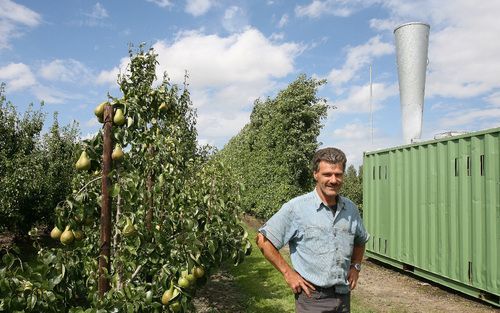 BORSSELE – Fruitkweker J. Vermue naast het kanon dat hagelschade bij appels en peren voorkomt. Sommige inwoners van de gemeente Borsele klagen over overlast. Foto RD, Henk Visscher