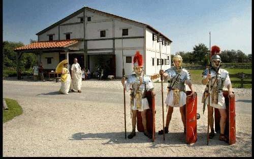 ALPHEN A/D RIJN - Gekleed in borstkuras en wapenrok, met sandalen aan de voeten, speer en schild in de hand en een fiere rode pluim op de helm. Zo paraderen Romeinse soldaten voor het Domus Forum Hadriani heen en weer. De nieuwe attractie van archeologisc