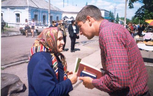 BARNEVELD – „Het Evangelie gaat uit naar de uiteinden van de aarde”, zei de Russische evangelist Roman Toeljoepa zaterdag tijdens de jaarlijkse ontmoetingsdag van stichting Friedensstimme in Barneveld. Foto: christenen in Rusland. Foto Friedensstimme