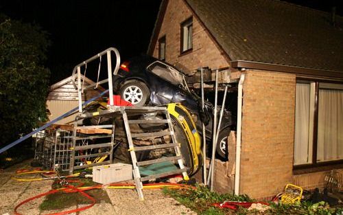 STRIJEN – Bij een ongeval in het Zuid-Hollandse Strijen zijn zaterdagavond twee auto’s in een woonhuis beland. Dat gebeurde op de bochtige Keizersdijk. In het huis lagen een man, een vrouw en twee kinderen te slapen. Zij kwamen met de schrik vrij. Drie in