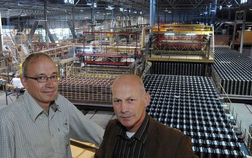 TEGELEN – Jaarlijks rollen er in de fabriek van Wienerberger in Tegelen 18 miljoen dakpannen van de band. De productie is een proces van kleisoorten mengen, water toevoegen, vormgeven, drogen, eventueel engloberen of glazuren (de pannen van een kleurlaag 