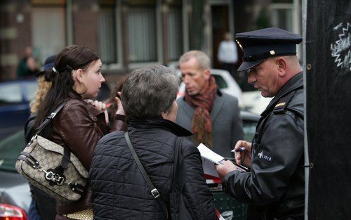 AMSTERDAM – In Amsterdam werd dinsdagmorgen de voormalig advocaat Bram Zeegers dood in zijn woning aangetroffen. De recherche verrichtte de hele ochtend uitgebreid sporenonderzoek, terwijl omwonenden bij het huis aan de Lairessestraat in Amsterdam Zuid we