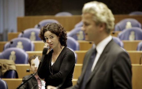 DEN HAAG - GroenLinks-leider Halsema (l.) en PVV'er Wilders tijdens het spoeddebat. Foto ANP