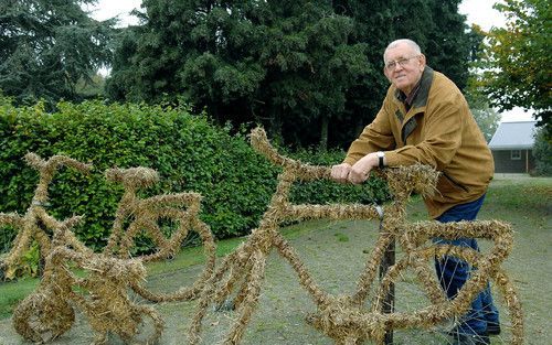 YSSELSTEYN – Nederlanders die rozen kweken in bijvoorbeeld Zambia doen prachtig werk. Maar akkerbouwer Jan Janssen uit Ysselsteyn zet er toch vraagtekens bij. „De bloemen komen uiteindelijk in Aalsmeer voor de klok, verreweg het grootste deel van de winst