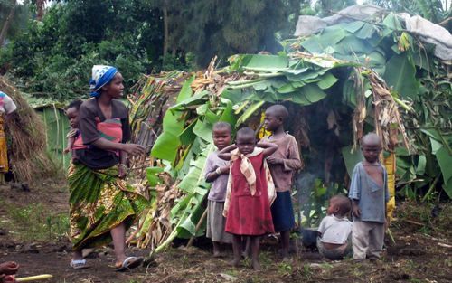 MUGUNGA – In de Oost-Congolese provincie Noord Kivu zijn in verband met aanhoudend geweld opnieuw tienduizenden mensen op de vlucht geslagen. Foto: een Congolese vluchtelinge met haar kinderen voor een geïmproviseerde hut nabij de Oost-Congolese plaats Mu