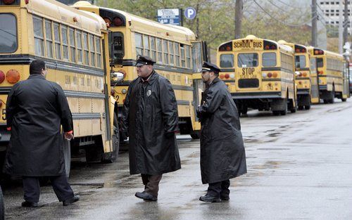 CLEVELAND – Schoolbussen wachtten woensdag op leerlingen buiten de Success Tech Academy in Cleveland (Ohio). Een 14-jarige scholier van de school verwondde woensdag ten minste vier mensen tijdens een schietpartij. Toen de politie arriveerde, schoot hij zi