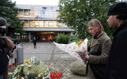 AMSTERDAM – Bij het Technisch College in Amsterdam waar donderdag een 16-jarige scholier door een klasgenoot is doodgestoken, werden vrijdagmorgen bloemen neergelegd op de fatale plek. Foto ANP