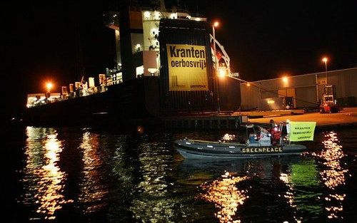 TERNEUZEN - Greenpeace blokkeert het schip Finnwood in de haven van Terneuzen in de vroege ochtend van zaterdag 13 oktober. Schip Finnwood vervoert papier afkomstig van een producent die zich schiuldig maakt aan grootschalige kaalkap in de Canadese oerbos