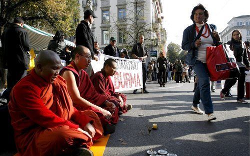 ZURICH - Birmese monniken in Zwitserland tonen hun solidariteit met de monniken in Birma. Foto EPA