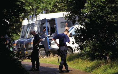 BERGEN - In de duinen tussen Egmond en Bergen is vrijdag door ME’ers sporenonderzoek verricht. De politie had gehoopt duidelijkheid te krijgen over de doodsoorzaak van Marion van Buuren en haar dochtertje Romy. De stoffelijke overschotten van moeder en ki