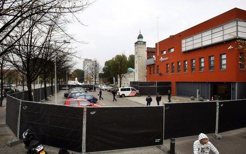 AMSTERDAM - Het politiebureau in het stadsdeel Slotervaart in Amsterdam gaat maandag de hele dag verscholen achter zwarte hekken. Foto ANP