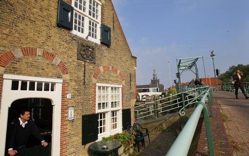 ROTTERDAM – Het monumentale brugwachtershuisje (l.) bij de Hogebrug over de Delfshavense Schie in het Rotterdamse Overschie bestaat 350 jaar. Foto ANP