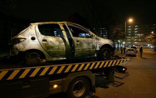 AMSTERDAM – Een uitgebrande auto wordt afgevoerd nadat enkele tientallen jongeren rond het politiebureau in Slotervaart vernielingen aanrichtten. Dat gebeurde nadat een man was neergeschoten die met een mes op agenten instak. Foto ANP