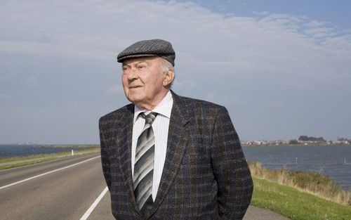 MARKEN – Op 17 oktober 1957 werd de dijk naar Marken gesloten. Jan Vlasbloem kan het zich nog goed herinneren. Volgens hem brengt de dijk vooral veel voordelen, zoals de kortere reistijd naar het vasteland. Foto Gerritjan Huinink