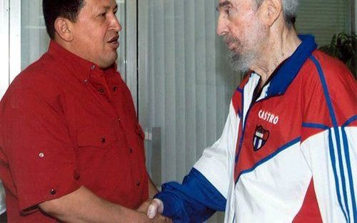 HAVANA – De Venezolaanse president Hugo Chavez (l.) noemde de Cubaanse leider Fidel Castro (r.) de „vader van alle revolutionairen.” De twee landen sloten deze week maar liefst dertien akkoorden voor economische samenwerking. - Foto EPA