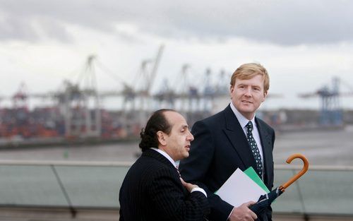 HAMBURG - Prins Willem-Alexander krijgt in Hamburg uitleg van architect Hadi Theherani. Foto ANP