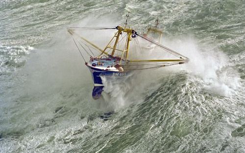 Volledig omringd door wit schuim van brekende zeeën passeert de PW 457, een vlagkotter van de Urker rederij De Boer, op 15 december 2003 de beruchte drempel van het Stortemelk. Foto’s Flying Focus