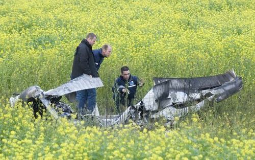 LELYSTAD – Door een botsing tussen twee vliegtuigjes bij Lelystad Airport zijn vrijdagmiddag twee mensen om het leven gekomen. Een vliegtuigje stortte neer en brandde uit. De twee inzittenden kwamen om het leven. Het andere toestel, waarvan de inzittenden