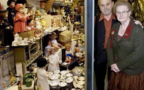 TILBURG - Herman en Heleen Beckers sluiten deze maand vanwege hun leeftijd hun poppen en speelgoedmuseum in Tilburg. Een opvolger hebben ze niet kunnen vinden. Na de sluiting gaat het merendeel van hun collectie naar een speelgoedmuseum in Oosterhout. Fot