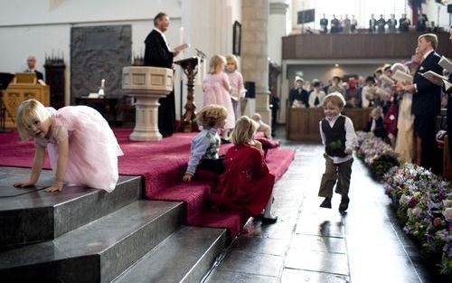 DEN HAAG - Kinderen uit de koninklijke familie spelen tijdens de plechtigheid op de trappen bij de doopvont. Foto ANP.