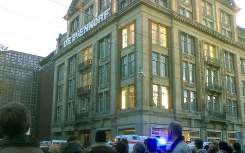 AMSTERDAM - Politiewagens en ambulances staan maandag bij de Bijenkorf in Amsterdam. Foto ANP