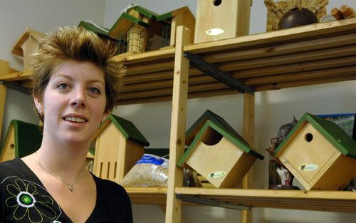 VENRAY – Kim van de Ven bij een verzameling nestkasten en voersilo’s uit het assortiment van Vivara, postorderbedrijf en groothandel in „natuurbeschermingsproducten.” Het bedrijf werkt samen met diverse natuurbeschermingsorganisaties, waarbij beide partij