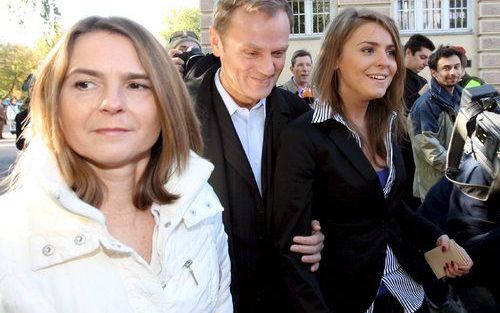 WARSCHAU – Donald Tusk, leider van het liberaal conservatieve Burgerplatform, werd zondag op weg naar de stembus in de Poolse hoofdstad Warschau geflankeerd door zijn vrouw Malgorzata (l.) en zijn dochter Katarzyna (r.).