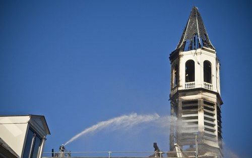 De brandweer blust het vuur in het Armando Museum. Foto ANP