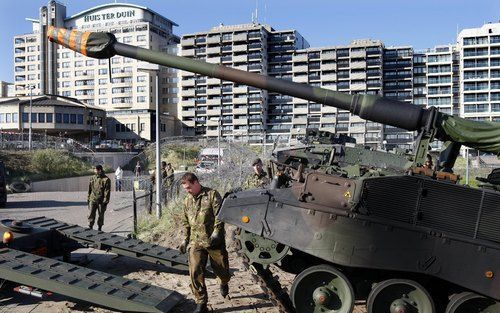 Een Pantserhowitser-kanon wordt op zijn plaats gezet voor Hotel Huis ter Duin in Noordwijk. Het hotel en omliggende terreinen zijn omgedoopt tot militair terrein. In Noordwijk vindt woensdag en donderdag de NAVO-top plaats, de halfjaarlijkse vergadering v