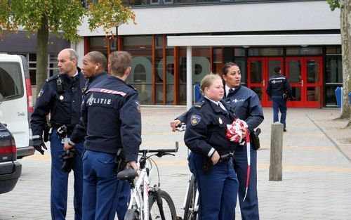 AMSTERDAM - Politieagenten staan voor de ingang van de Open Scholengemeenschap Bijlmer. Een 15-jarige scholier is woensdagmiddag gewond geraakt door een steekpartij in Amsterdam-Zuidoost. Foto ANP