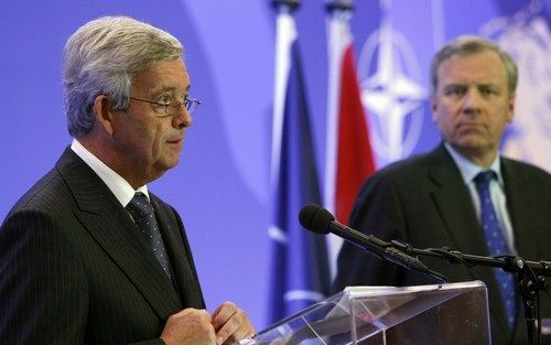 NOORDWIJK - De Nederlandse minister van Defensie Van Middelkoop en NAVO-chef De Hoop Scheffer tijdens hun gezamelijke persconferentie woensdag. Foto ANP