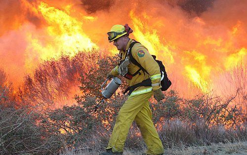 SAN DIEGO - Zeker vijf mensen zijn door de hevige branden in Californië om het leven gekomen. Foto EPA