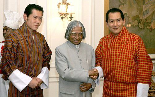 Prins Willem Alexander en prinses Máxima zijn volgende week drie dagen te gast bij de jonge Bhutaanse koning Jigme Khesar Namgyel Wangchuck (l.). Zijn vader, koning Jigme Singye Wangchuck (r.), droeg vorig jaar de macht aan hem over. Foto: in 2006 –voor d