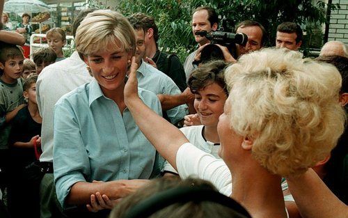 Enkele weken voor haar dood bezocht prinses Diana de Bosnische stad Tuzla. Foto’s EPA