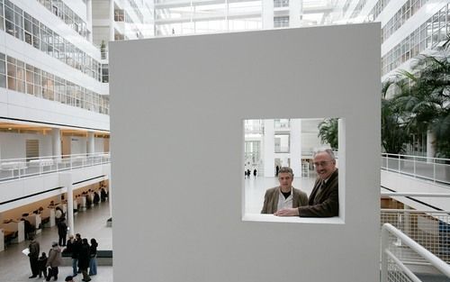 DEN HAAG – ChristenUnie/SGP raadslid Pijl (r.) en zijn voorganger M. A. Niemeijer in de hal van het stadhuis van Den Haag. De Haagse CU/SGP fractie herdenkt vandaag haar 25 jarig bestaan. Foto RD, Sjaak Verboom