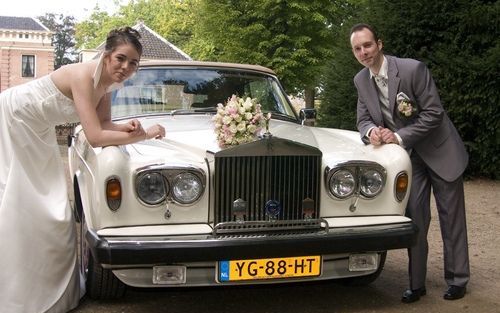 BREUKELEN – Jaco en Cindy de Vries uit Breukelen ondervonden aan den lijve dat particuliere aanbieders van trouwritten niet allemaal even betrouwbaar zijn. Op hun trouwdag reed er een smerige zwarte Mercedes voor, terwijl een witte Van der Plas Princess l