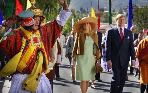 THIMPHU- Prins Willem-Alexander en prinses Maxima gaan in een processie op weg naar de audientie bij, koning Jigme Khesar Namgyel Wangchuck bij het tempelcomplex Tashichhodzong. Prins Willem-Alexander en prinses Maxima brengen een driedaags bezoek aan Bhu